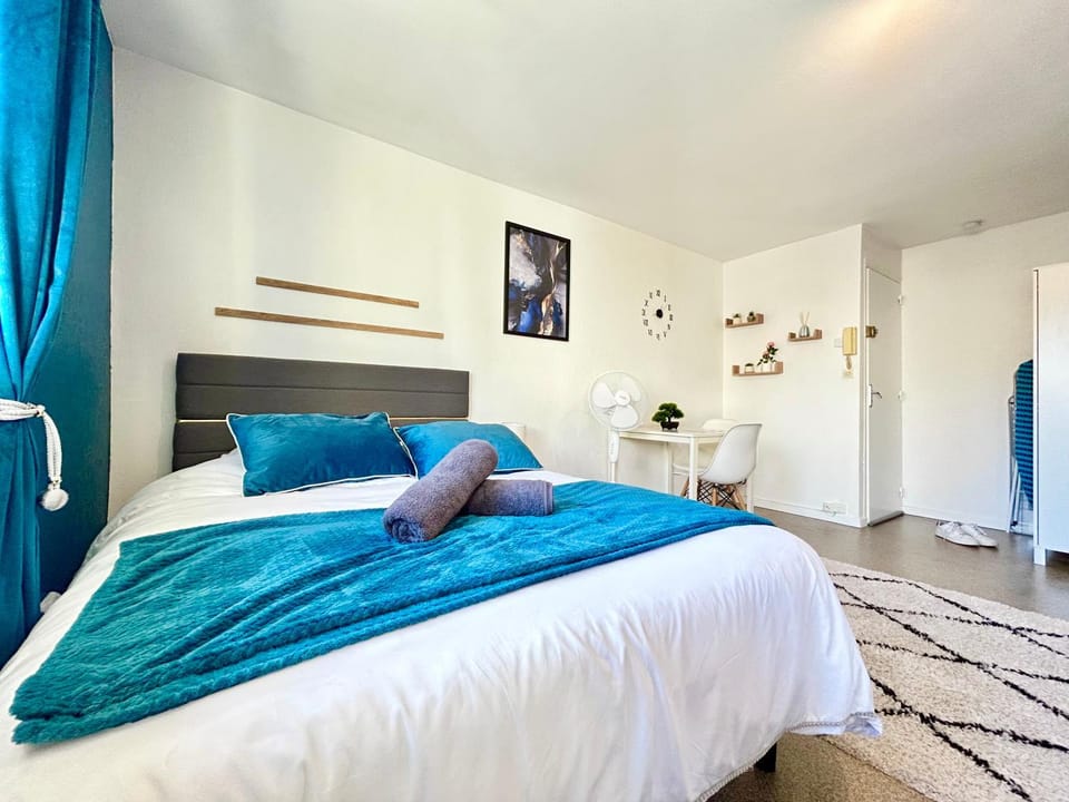 Bed, Photo of the whole room, Bedroom