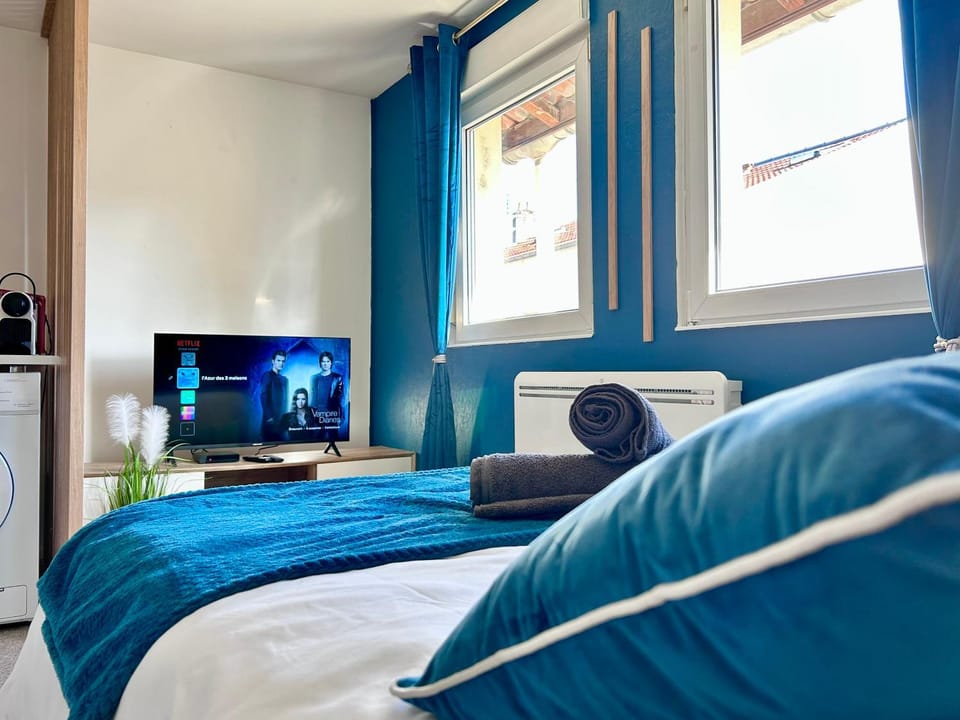Bed, TV and multimedia, Living room, Bedroom
