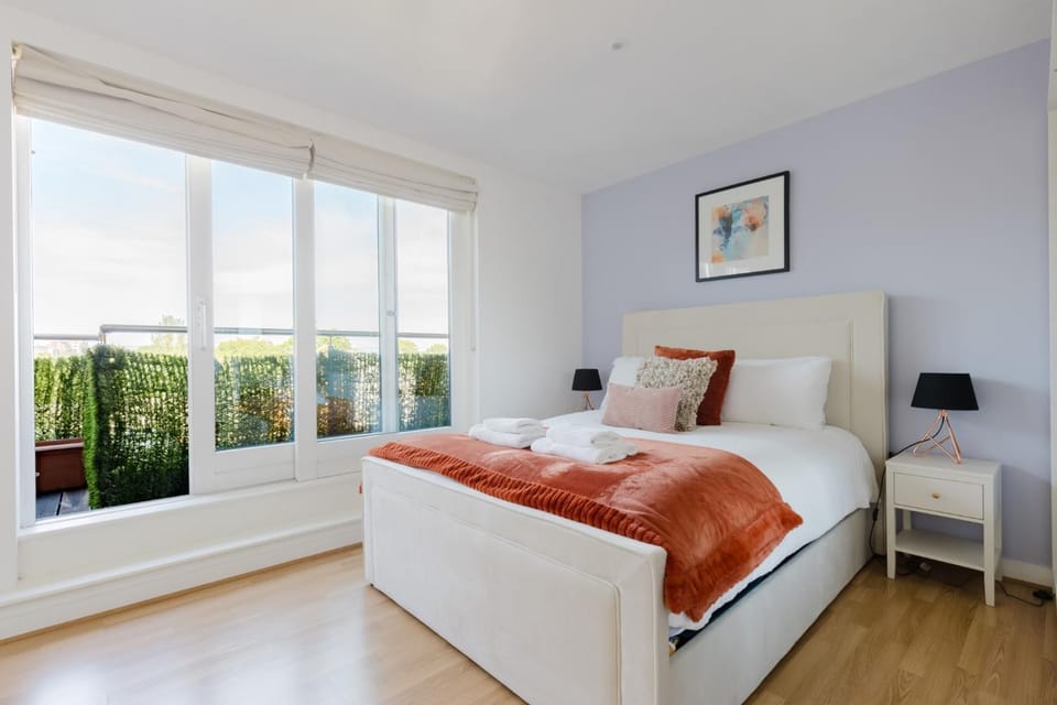 2BDR Riverview Penthouse with Expansive Terrace Apartment in London