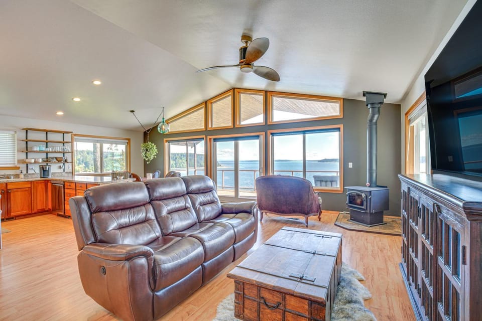 South-Facing Herron Island Retreat w/ Sound Views! House in Herron Island