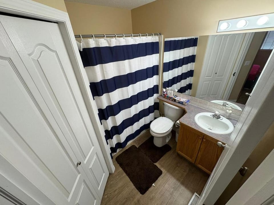 Cozy 2-Bedroom Suite Near Sylvan Lake Apartment in Sylvan Lake