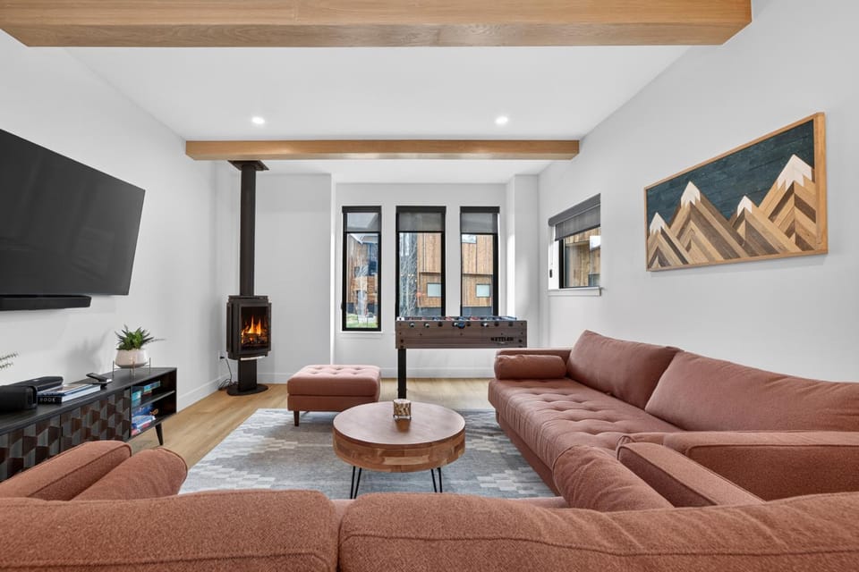 Day, TV and multimedia, Living room, Seating area, fireplace, furniture