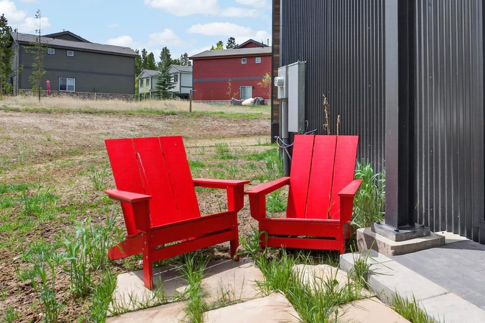 Property building, Facade/entrance, Day, Neighbourhood, Summer, Seating area, Quiet street view