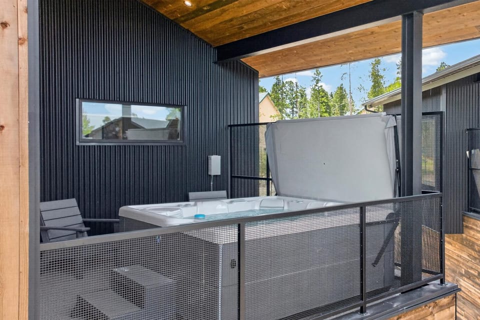 Patio, Day, Garden, Hot Tub