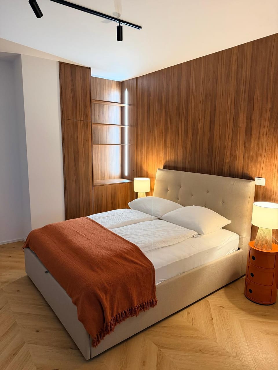 Photo of the whole room, Bedroom