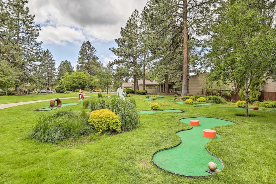 Resort Pool & Trails! Cozy Seventh Mountain Condo House in Deschutes River Woods