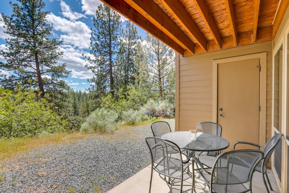 Resort Pool & Trails! Cozy Seventh Mountain Condo House in Deschutes River Woods
