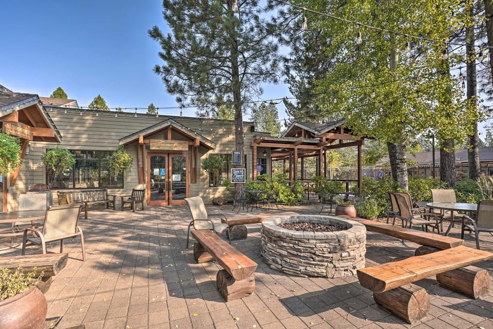 Resort Pool & Trails! Cozy Seventh Mountain Condo House in Deschutes River Woods