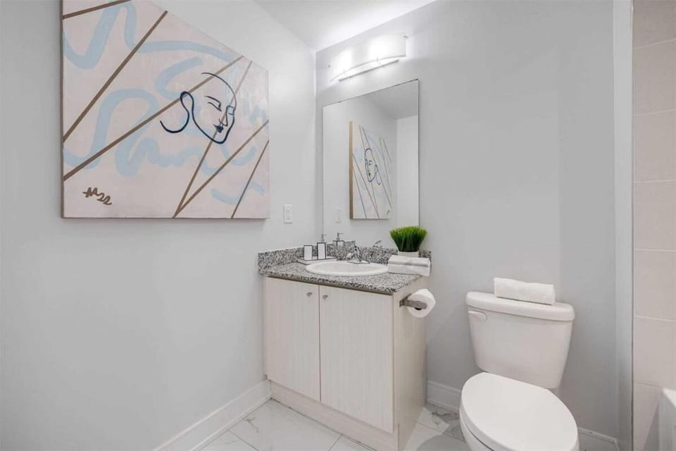 Elegant Port Credit Escape Lakefront and Dining Villa in Mississauga