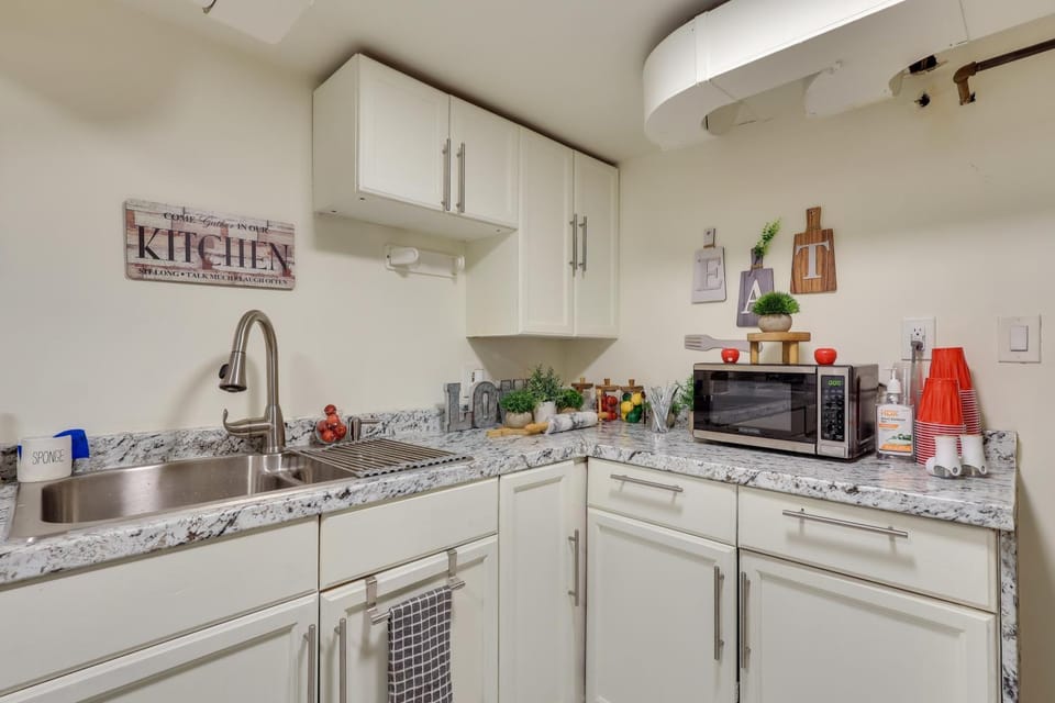 Retreat w/ Yard Near NYC & MetLife Stadium! Apartment in Teaneck