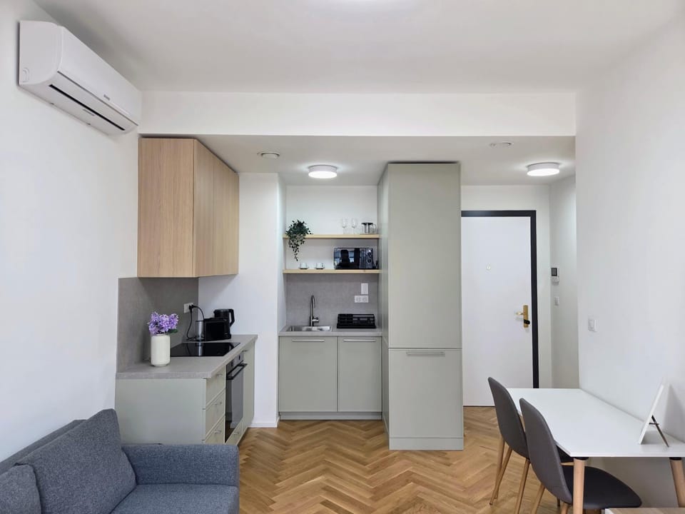 Coffee/tea facilities, Kitchen or kitchenette, Living room, Dining area, microwave, oven, air conditioner