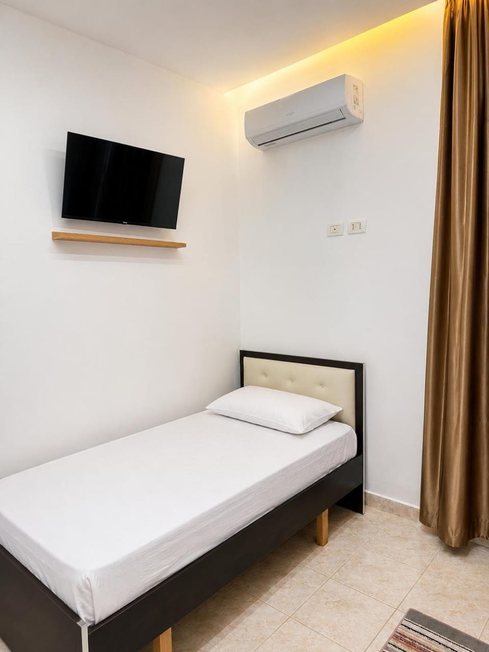 Bed, TV and multimedia, Bedroom