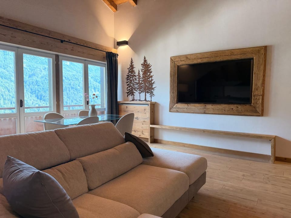Communal lounge/ TV room, TV and multimedia, Living room, Seating area, Evening entertainment