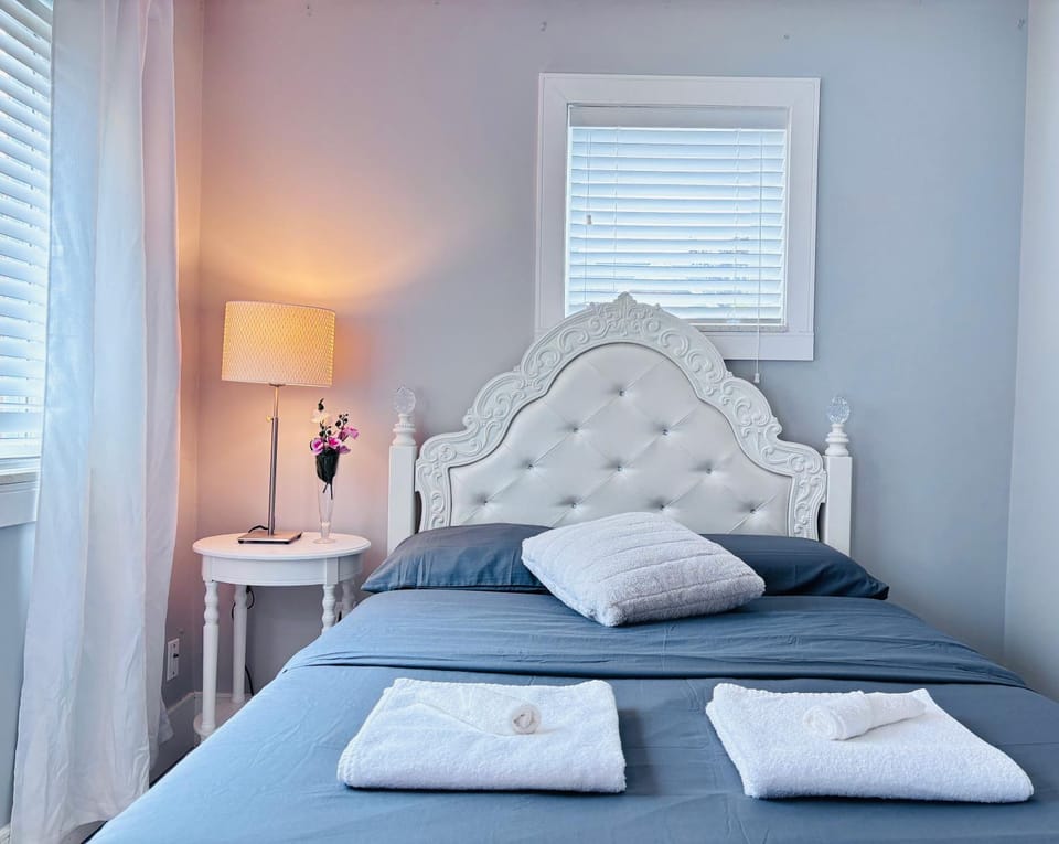 Modern 2-Level Guesthouse w Balcony Bed and Breakfast in Vancouver