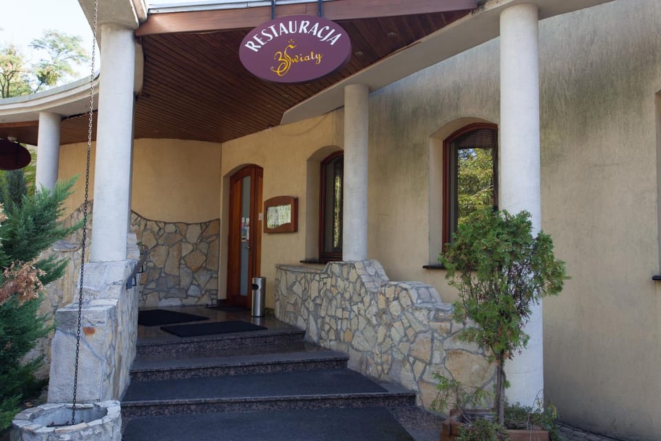 Restaurant/places to eat, Facade/entrance, Property logo or sign, Banquet/Function facilities, Lunch, Dinner, Drinks, Alcoholic drinks, Non alcoholic drinks