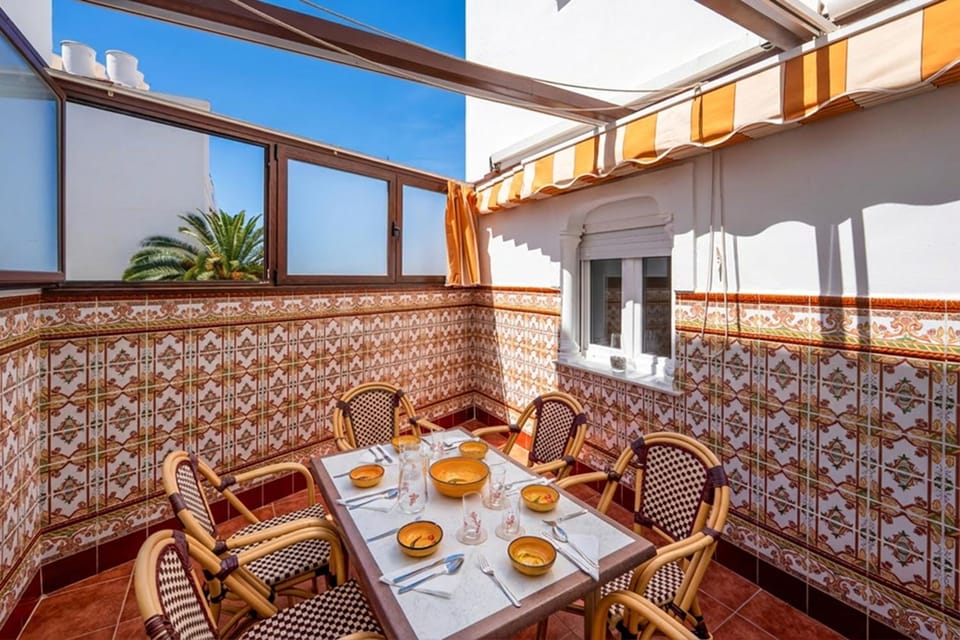 Patio, Day, View (from property/room), Balcony/Terrace, Living room, Food and drinks, Seating area, Dining area, Food
