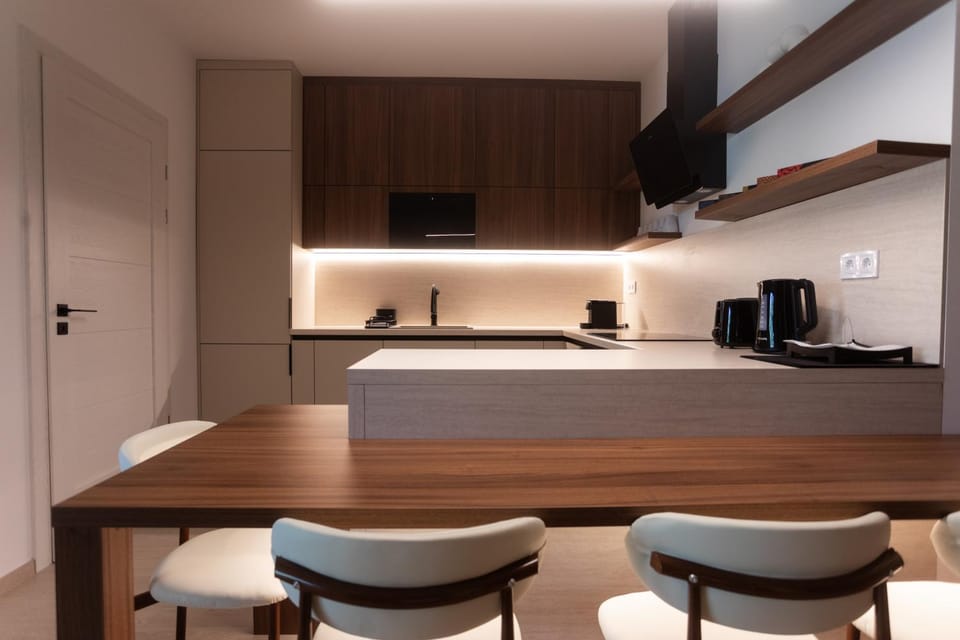 Kitchen or kitchenette, Dining area