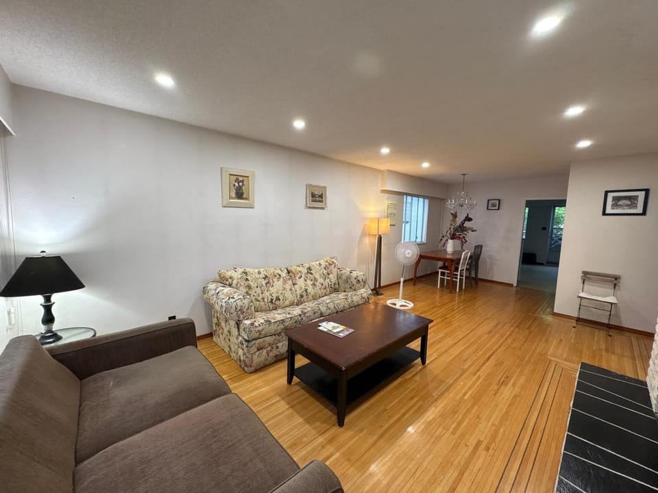 Vancouver Airport Comfort Guesthouse- FIFA Stadium 20 Min,, Free Parking & Easy Transit Vacation rental in Vancouver