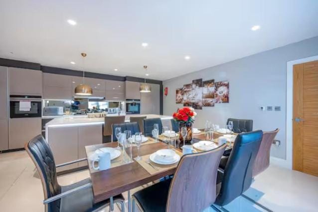 RA7C Stylish Loft Stay Vacation rental in Dewsbury