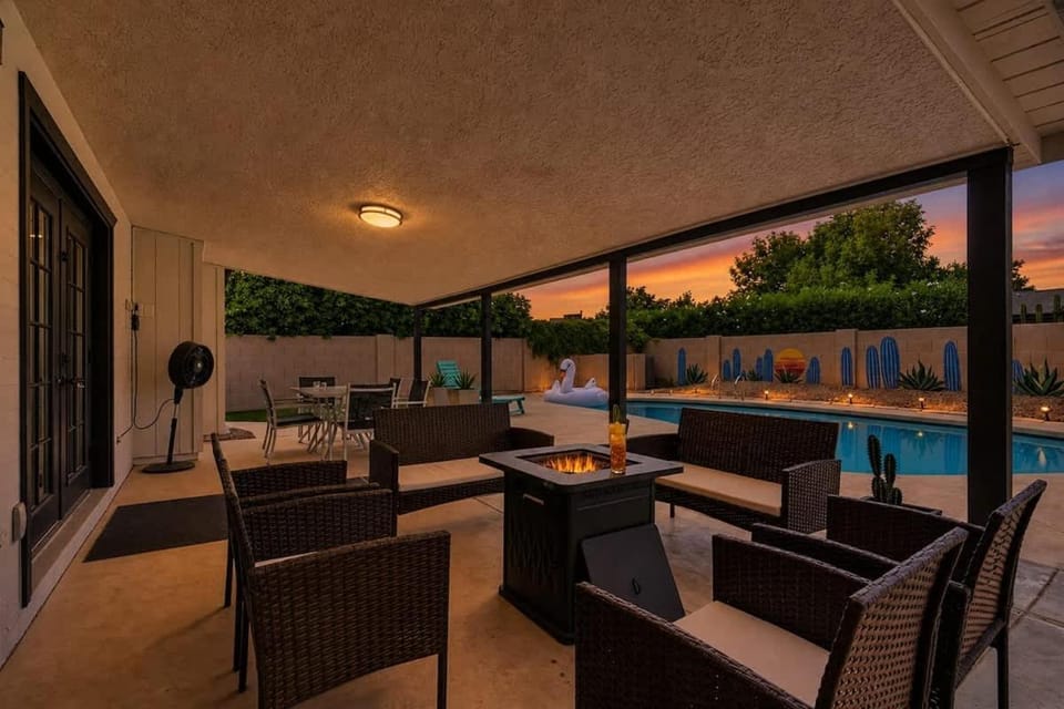 Sunrise-Sparkling Pool-BBQ Grill-Mins to Old Town House in Scottsdale