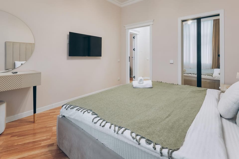 Bed, TV and multimedia, Photo of the whole room, Bedroom, towels, wardrobe
