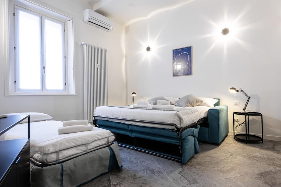 Bed, Day, Living room, towels
