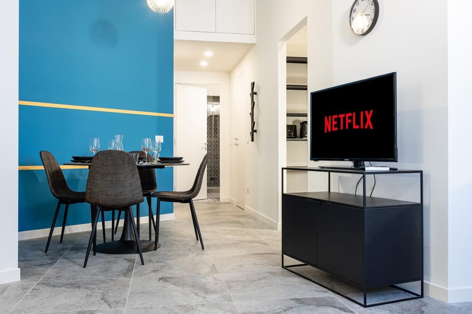 Day, TV and multimedia, Living room, Seating area, Dining area