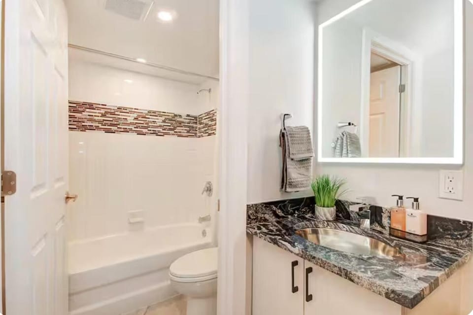 Downtown Ottawa Studio Short Walk to Elgin & Bank Apartment in Gatineau