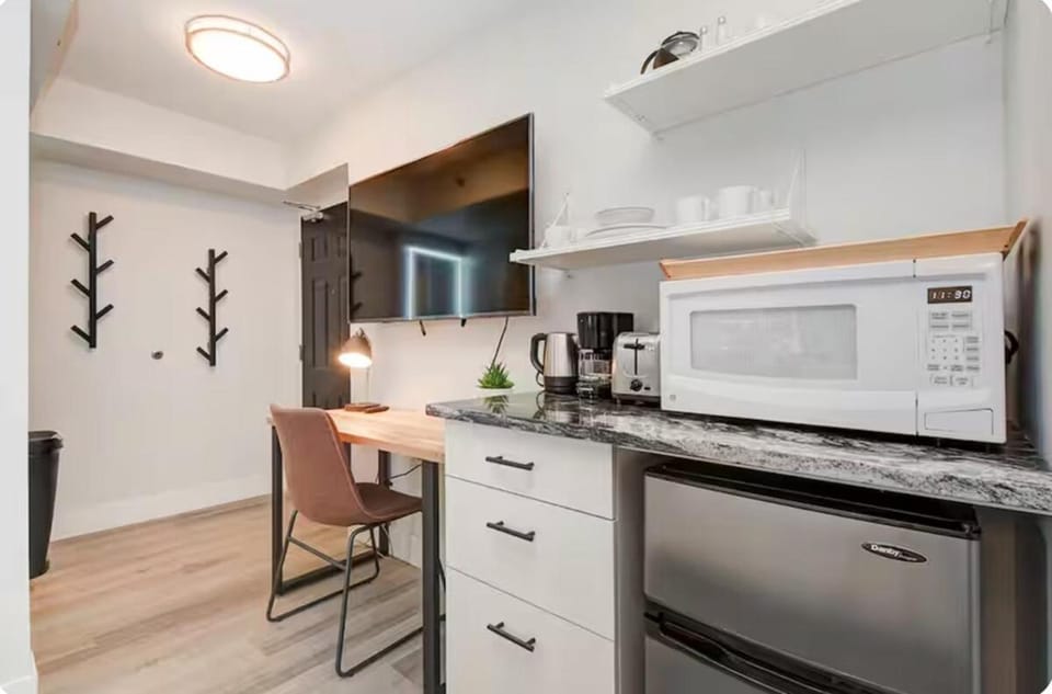 Downtown Ottawa Studio Short Walk to Elgin & Bank Apartment in Gatineau