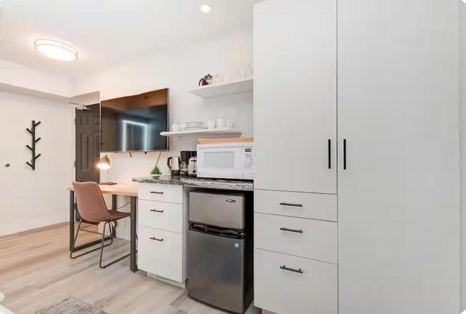 Downtown Ottawa Studio Short Walk to Elgin & Bank Apartment in Gatineau