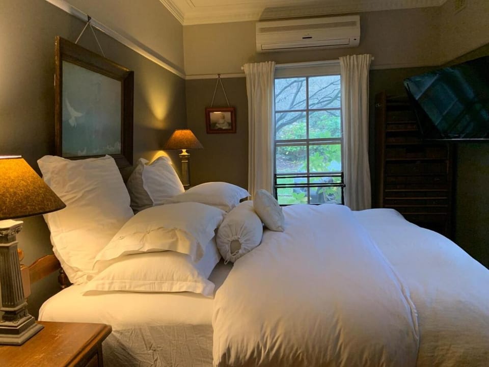 Bed, TV and multimedia, Bedroom, air conditioner