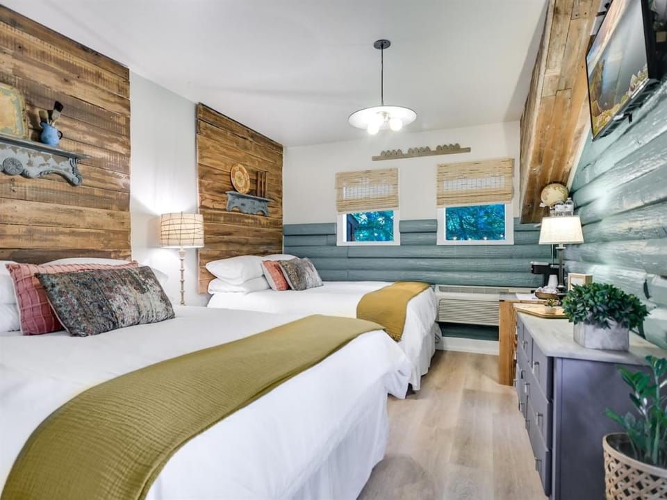 Bed, TV and multimedia, Bedroom