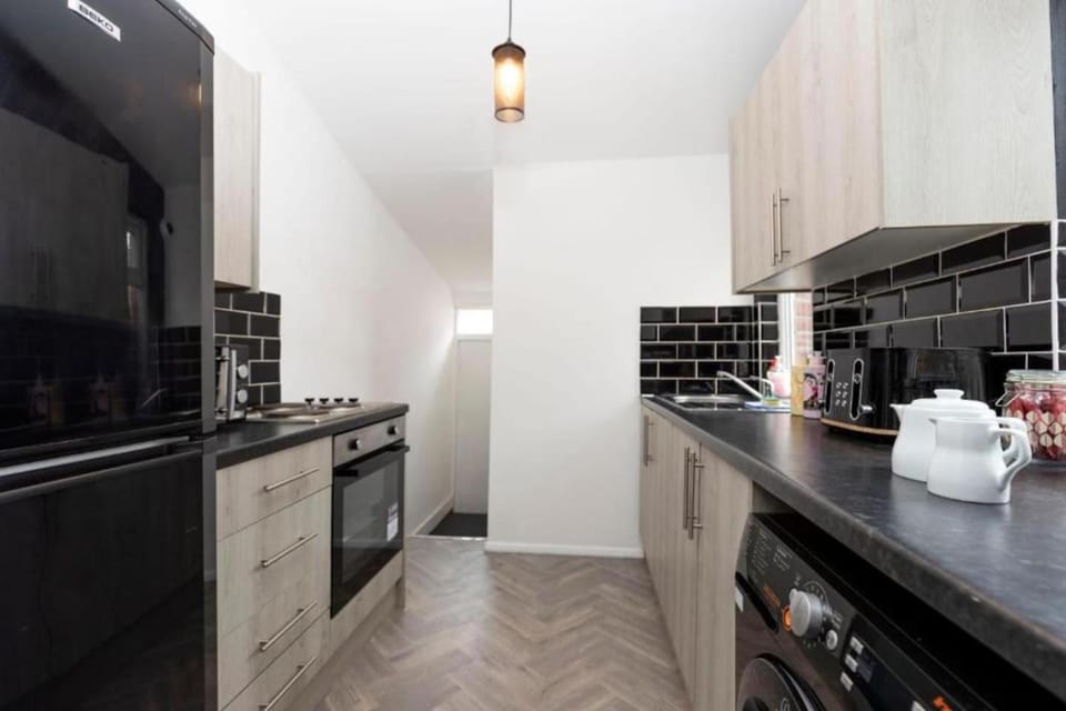 Spacious 4 BR home in Gateshead Free Parking Apartment in Gateshead