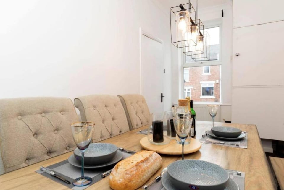 Spacious 4 BR home in Gateshead Free Parking Apartment in Gateshead