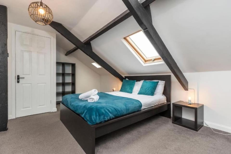Spacious 4 BR home in Gateshead Free Parking Apartment in Gateshead