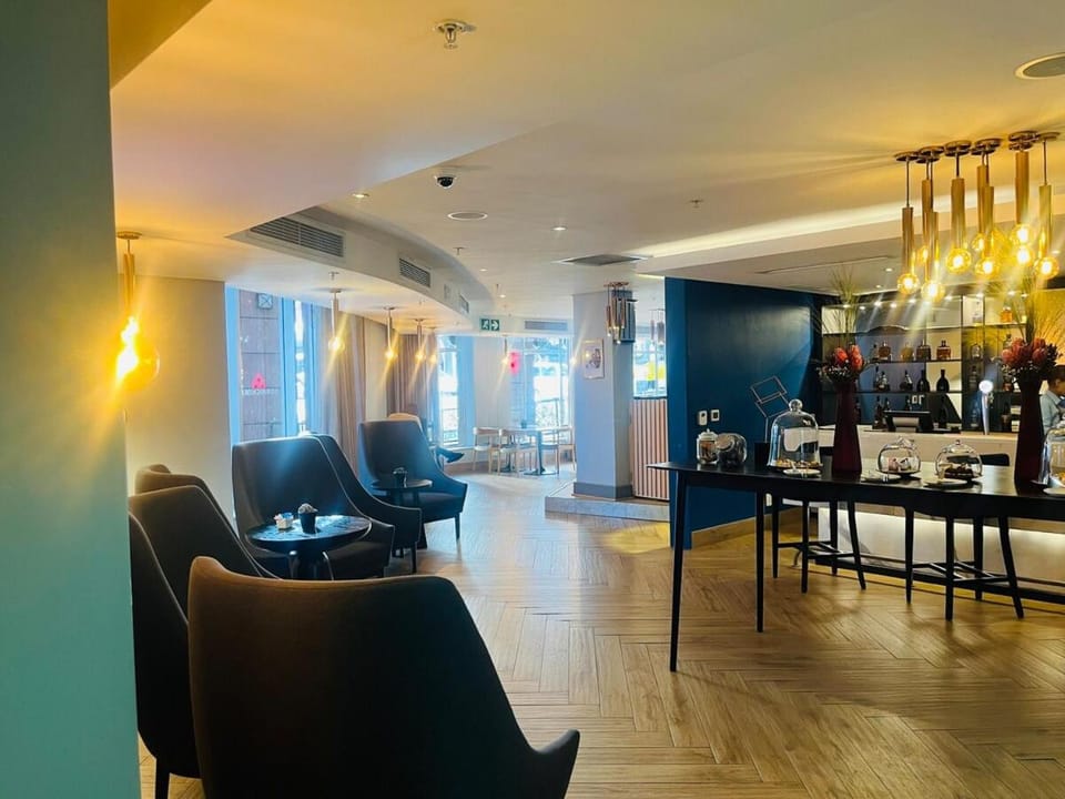 Restaurant/places to eat, Lobby or reception, Lounge or bar, Food and drinks, Banquet/Function facilities, Seating area, Drinks
