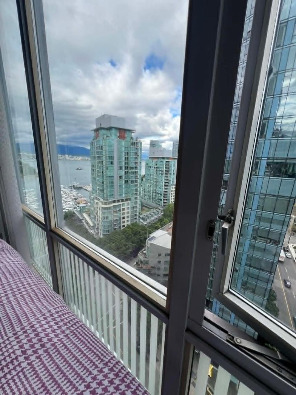 Downtown Vancouver Private Guest Room Apartment in Vancouver