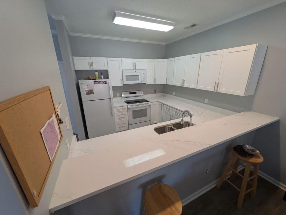 Coastal Catch Ground-Floor near Beach, Pool & Golf Apartment in Little River