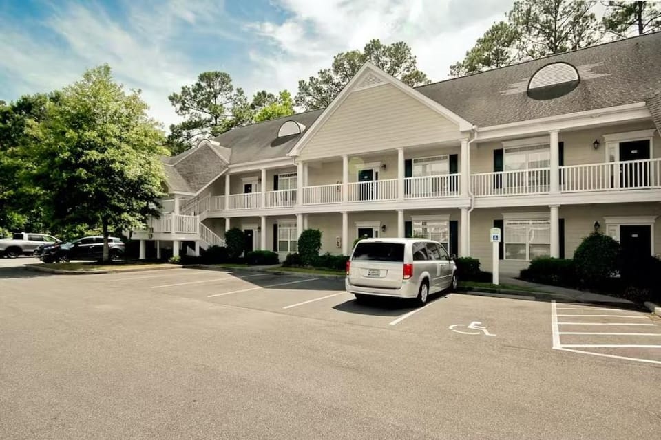 Coastal Catch Ground-Floor near Beach, Pool & Golf Apartment in Little River