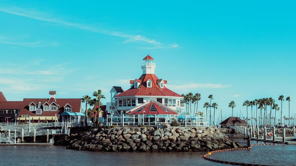 Nearby landmark, Restaurant/places to eat, Off site, Natural landscape, Landmark view, Sea view, Location