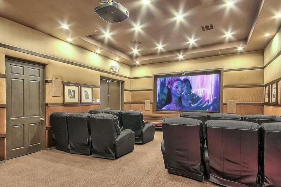 Indigo-Communal Pool Hot Tub Gym & Movie Theater House in Grayhawk
