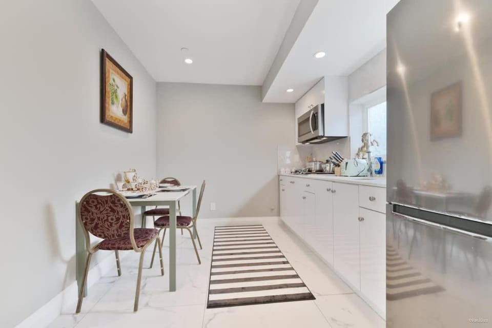 Modern 2BR 2BA Vancouver Suite House in Vancouver