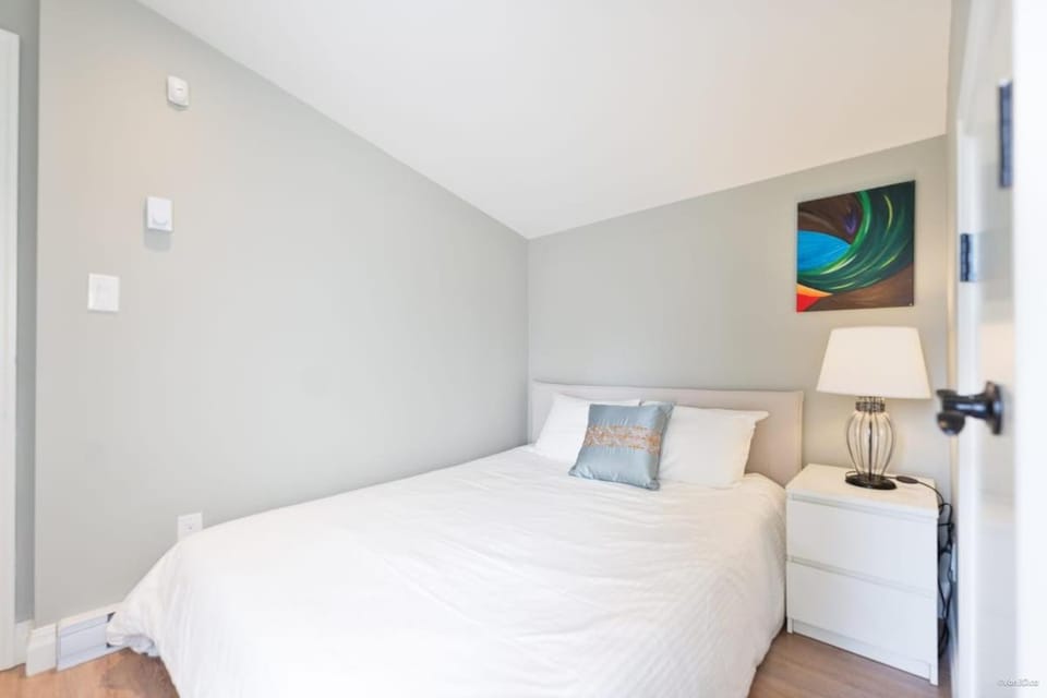 Modern 2BR 2BA Vancouver Suite House in Vancouver