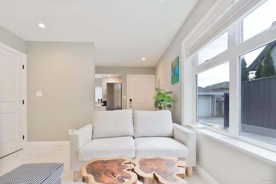 Modern 2BR 2BA Vancouver Suite House in Vancouver