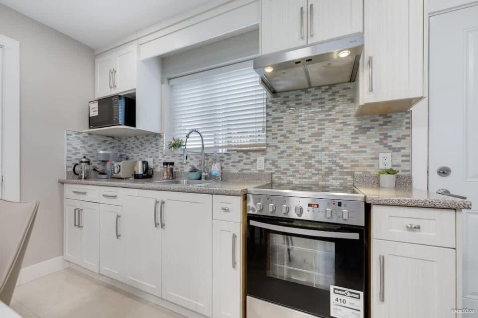 Quiet 2BR Suits in Vancouver with Private Entry House in Vancouver