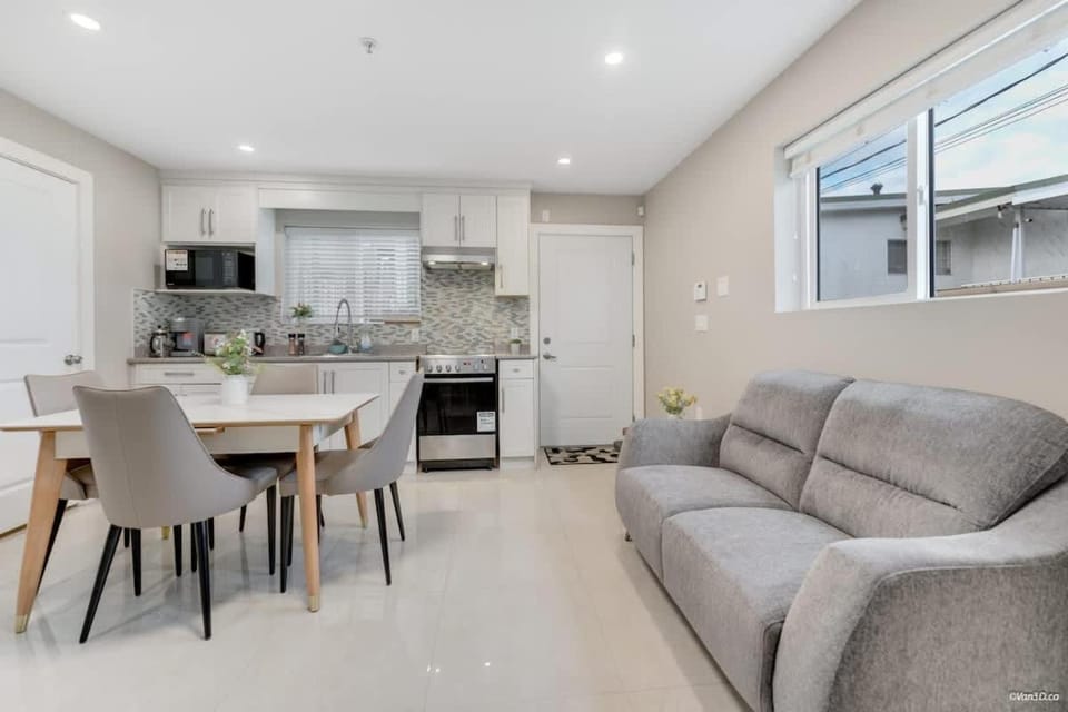 Quiet 2BR Suits in Vancouver with Private Entry House in Vancouver