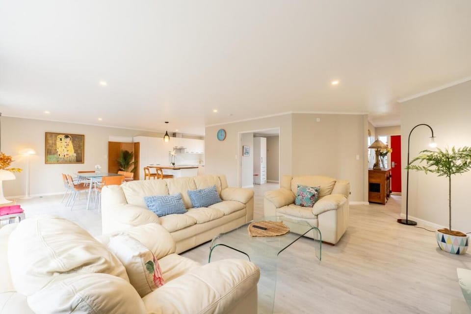 Comfortable 3-Bedroom Home in East Tamaki Heights House in Auckland