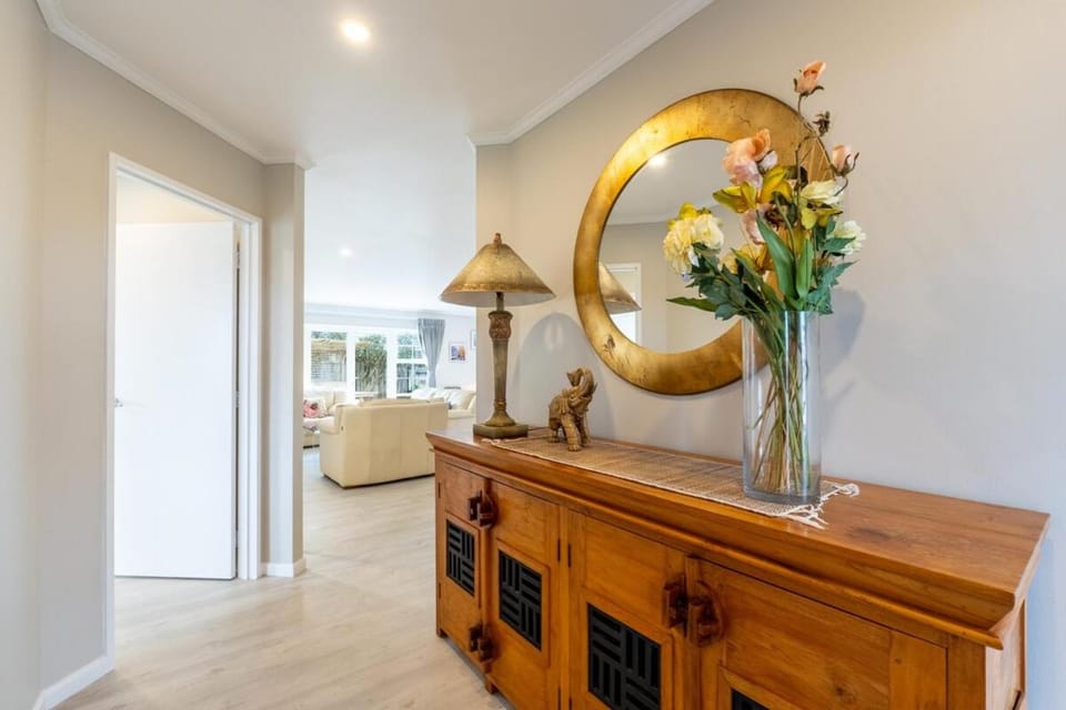 Comfortable 3-Bedroom Home in East Tamaki Heights House in Auckland