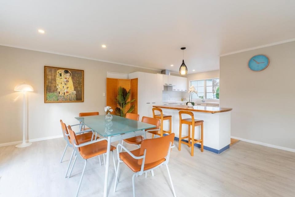 Comfortable 3-Bedroom Home in East Tamaki Heights House in Auckland