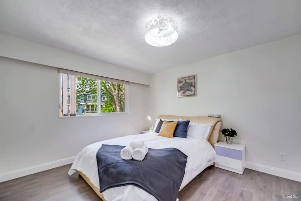 Spacious 3BR Home 2 Full Baths - near metrotown House in Vancouver